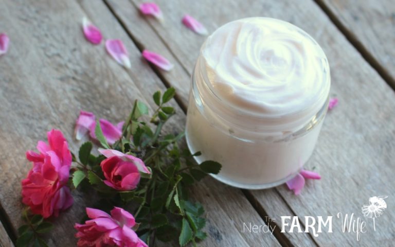 طرز تهیه کرم مرطوب‌کننده گل محمدی